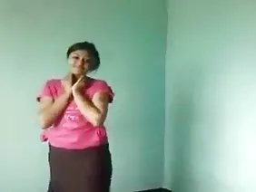 Dia mulai mengayunkan pantatnya sambil duduk di dilda fidio pornoh sex-igrushki karet