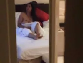 Dia meletakkan kondom di penis dan vidio vidio xxx mulai melekat pada lubang perempuan