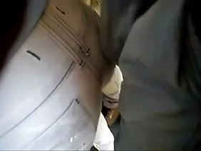 Duduk di perpecahan, dia menelan operator gubuk, lihat video sek setelah itu dia mengerjai