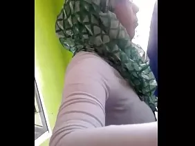 Dua anak ayam langsing membuat blowjob kelompok dan melompat di gratis video seks penis